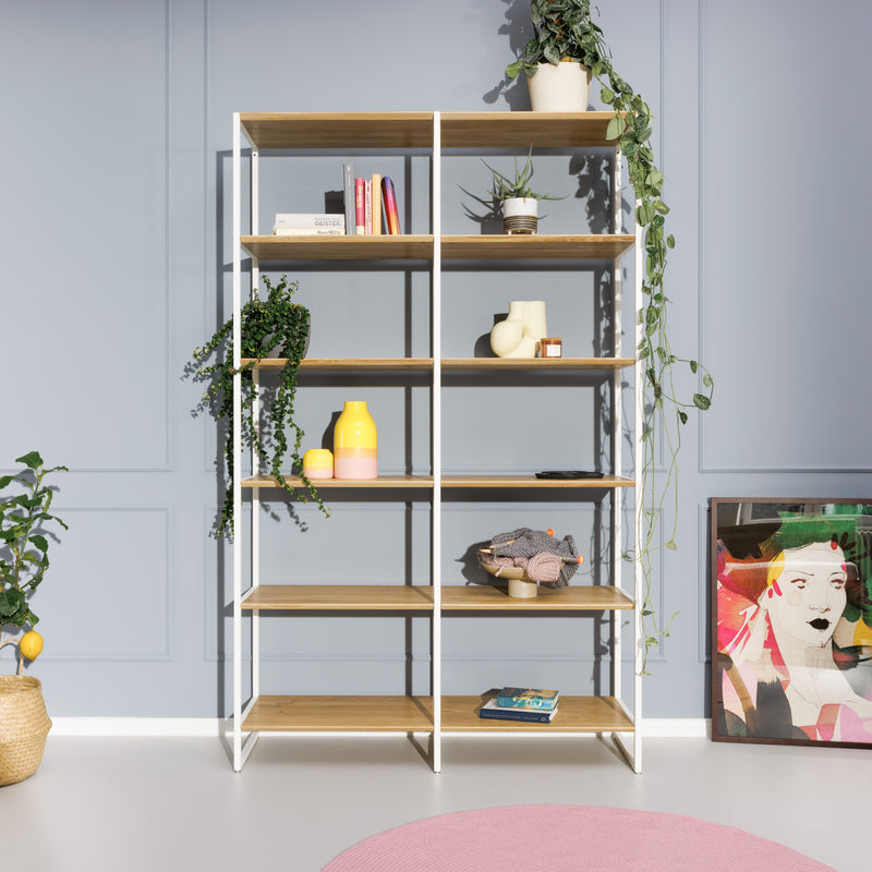 Regalsystem aus massivem Naturholz mit weißen Metall-Elementen im puristischen Design.