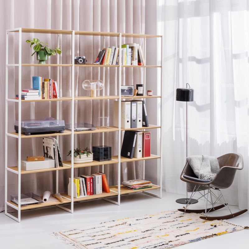 Skandinavisches Design Regal aus Eiche mit weißem Metallrahmen