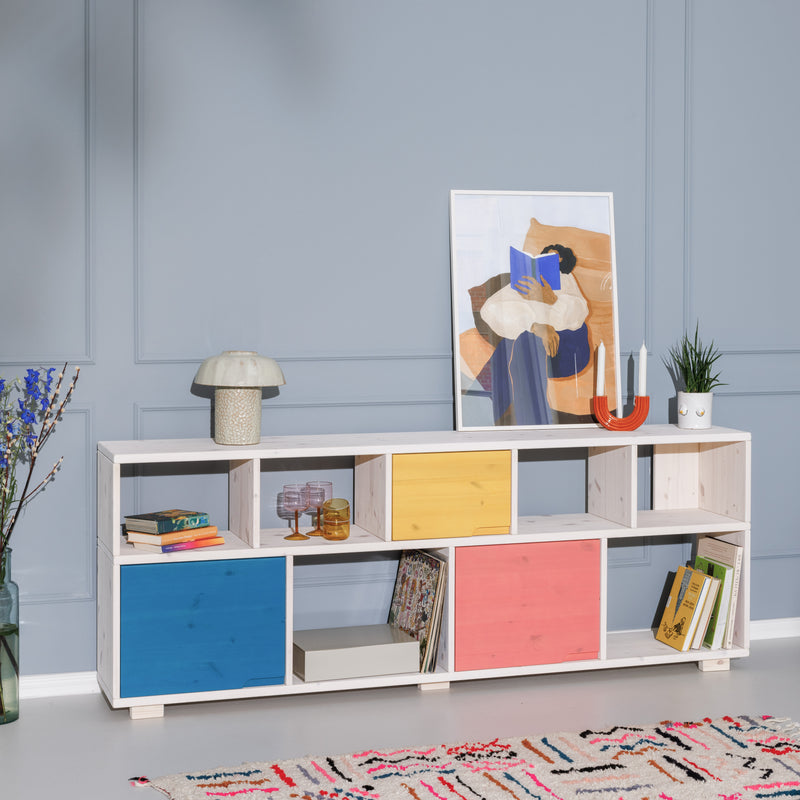 Sideboard weiß mit farbigen Türen und offenen Stauraumfächern aus Massivholz