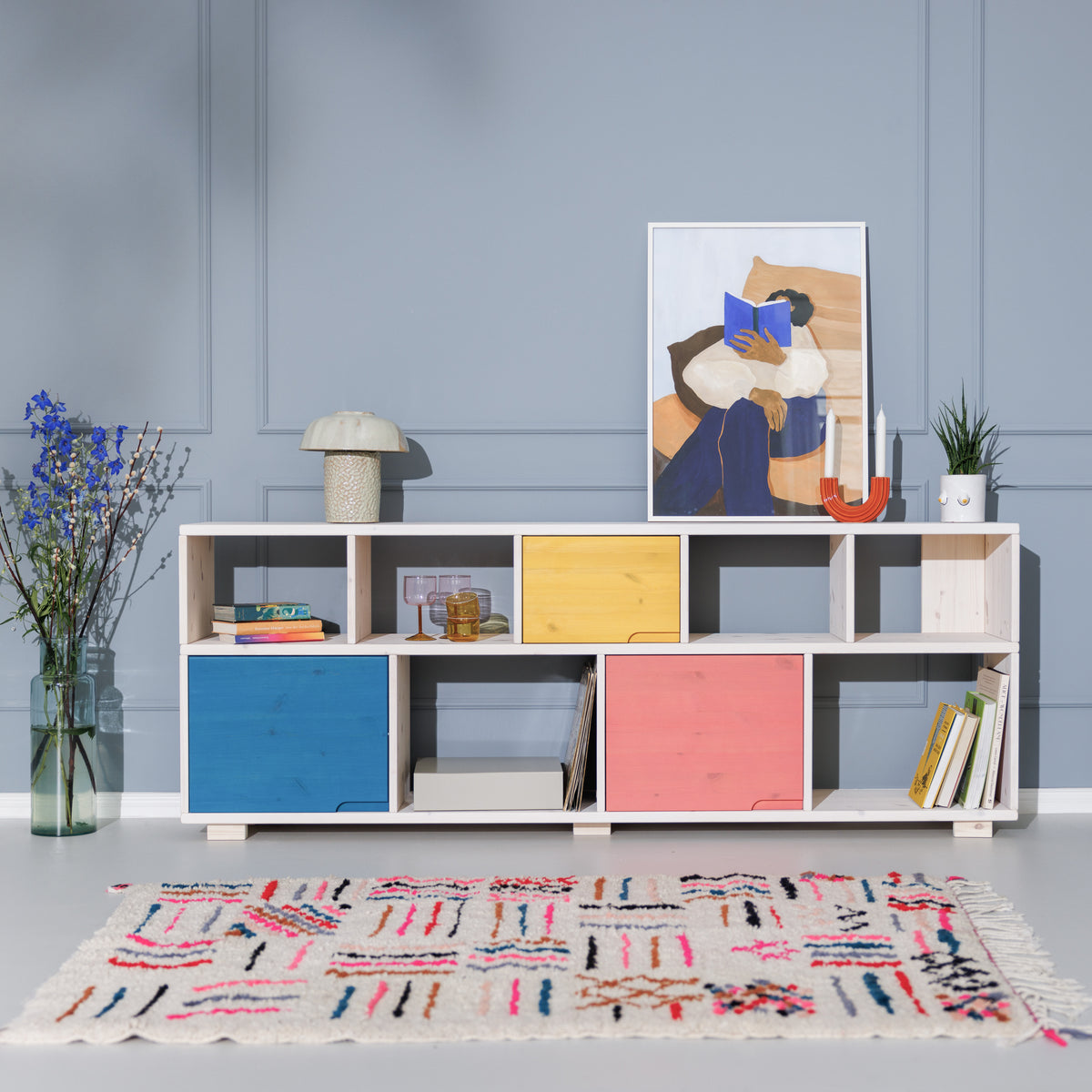 Sideboard mit farbigen Türen, offener Ablage und stabilem Korpus aus Massivholz