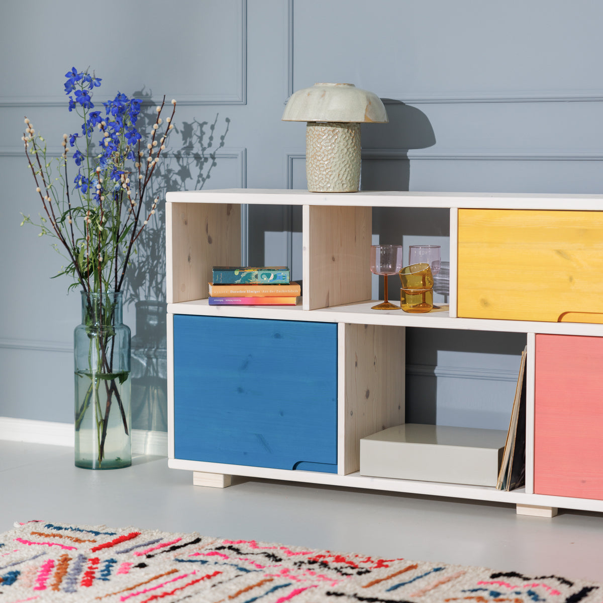 Schlichtes Designer Möbel Sideboard aus robustem Naturholz mit farbiger Front