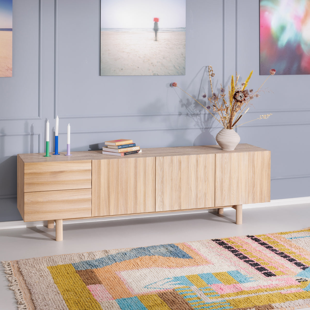 Sideboard aus hell geölter Eiche mit Türen und Schubladen im minimalistischen, modernen Stil