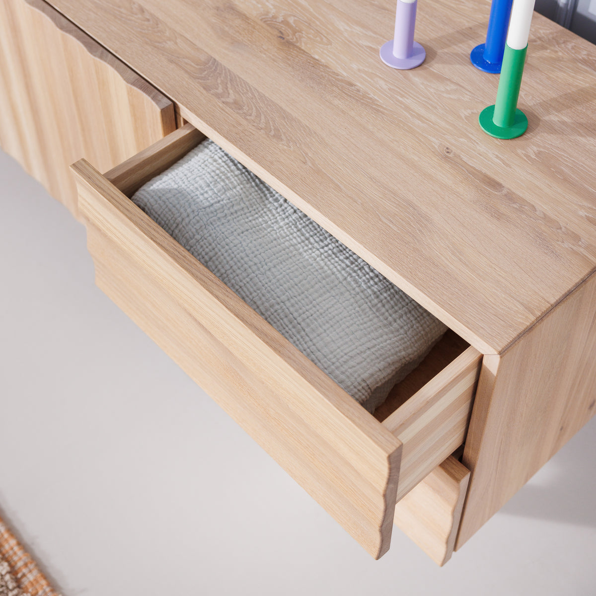 Sideboard aus hell geölter Eiche mit Push-to-Open-Schublade und Tür im eleganten, funktionalen Design