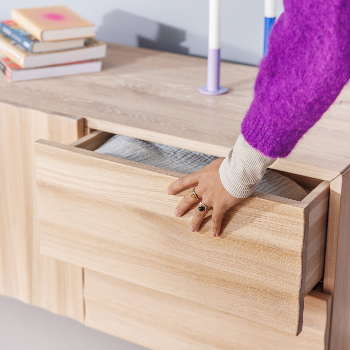 Push-to-Open Schublade aus massivem Holz im modernen, minimalistischen Design