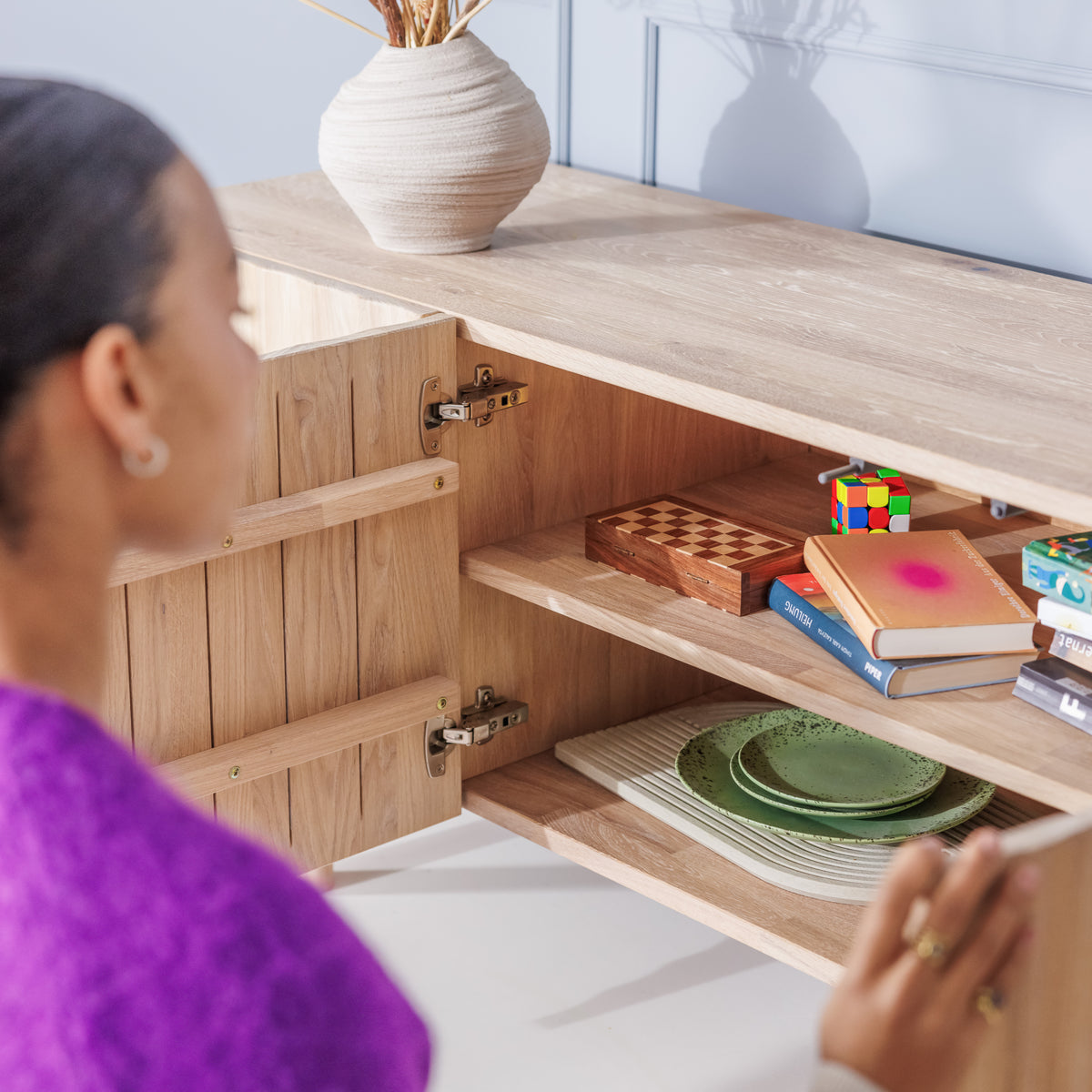 Sideboard aus Massivholz mit offenen Türen und großzügigem Stauraum