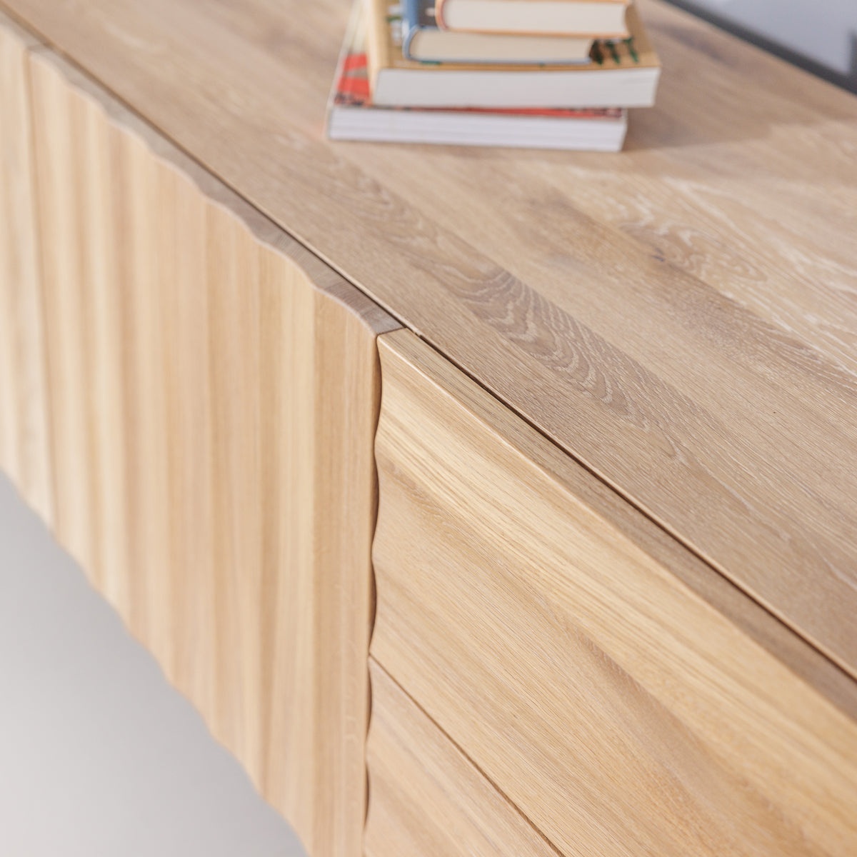 Sideboards aus hell geölter Eiche mit Türen und Schubladen im zeitlosen, modernen Design