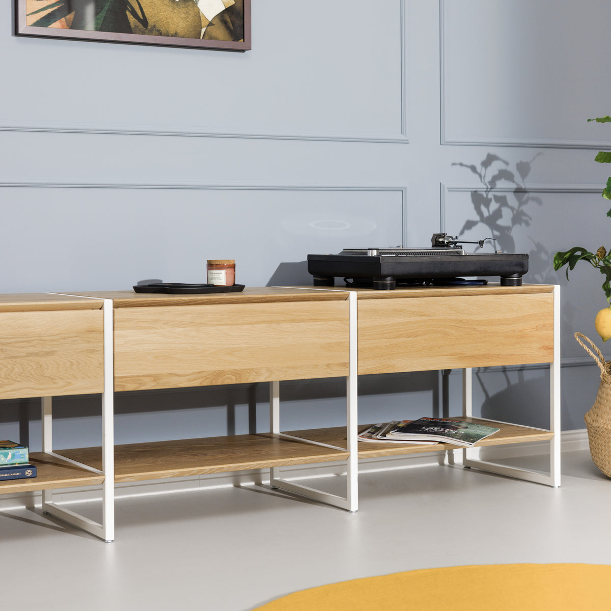 Lowboard aus Naturholz mit Metallakzenten und Schubladen