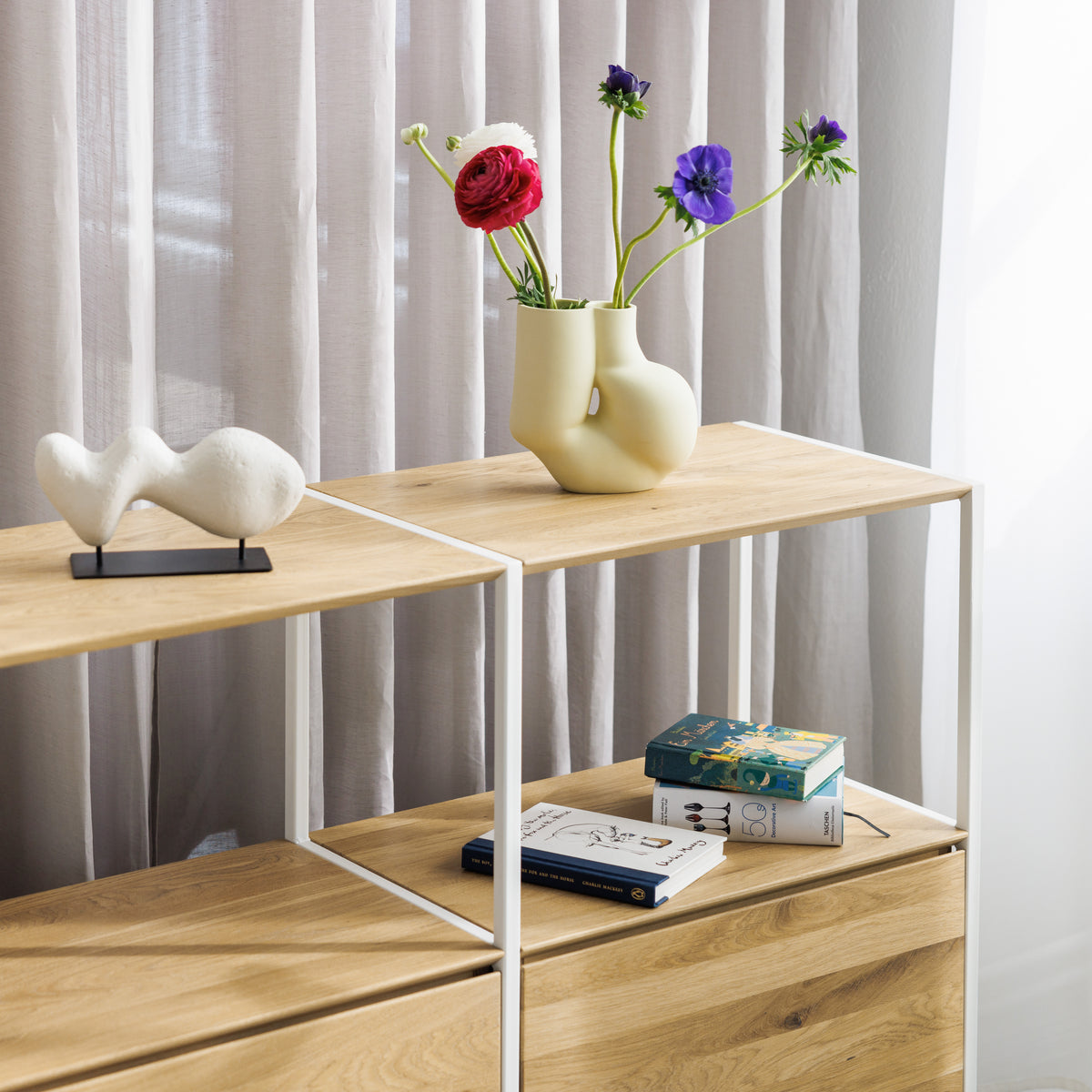 Design Sideboard aus Eiche und weißem  Metall 