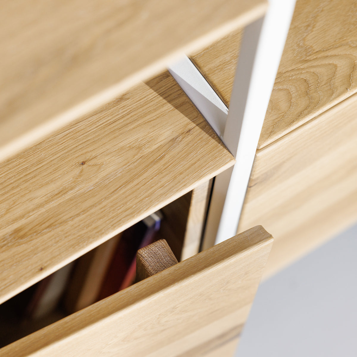 Sideboard aus massivem Eichenholz mit Metallakzenten und Tür im puristischen Design