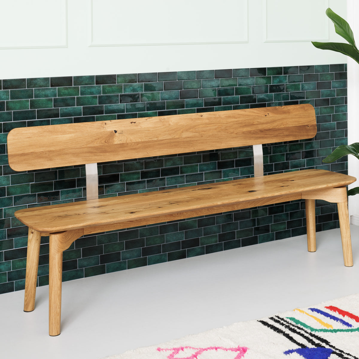 Designer-Sitzbank mit Lehne aus Massivholz, geschwungene Beine, Metalldetails