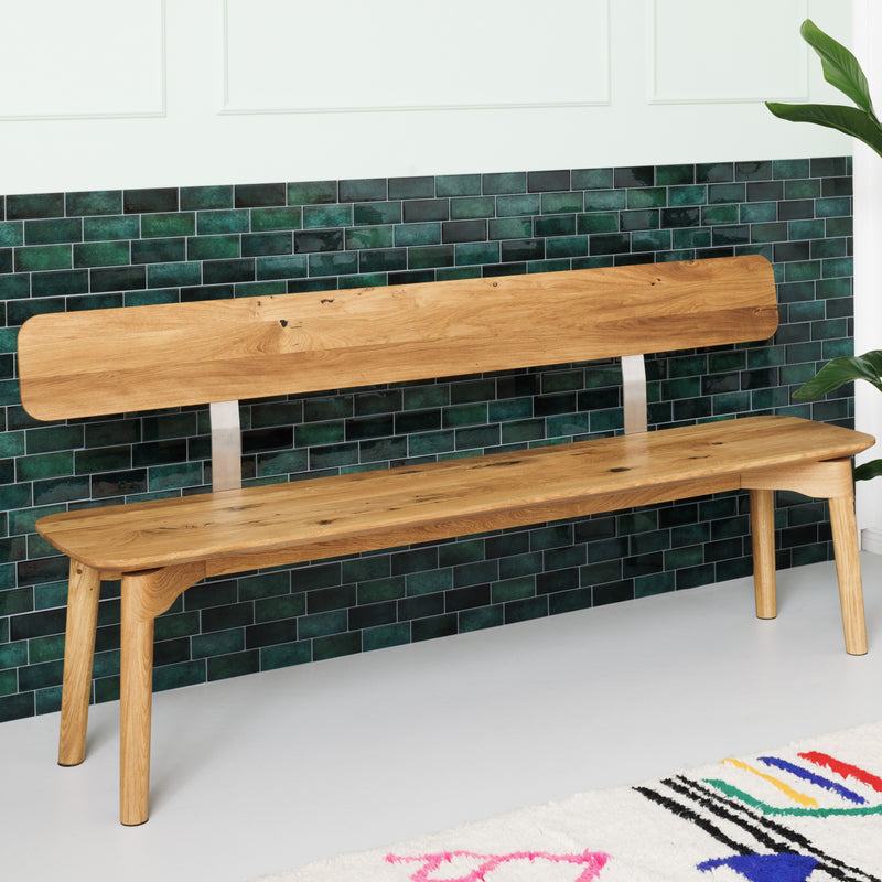 Designer-Sitzbank mit Lehne aus Massivholz, geschwungene Beine, Metalldetails