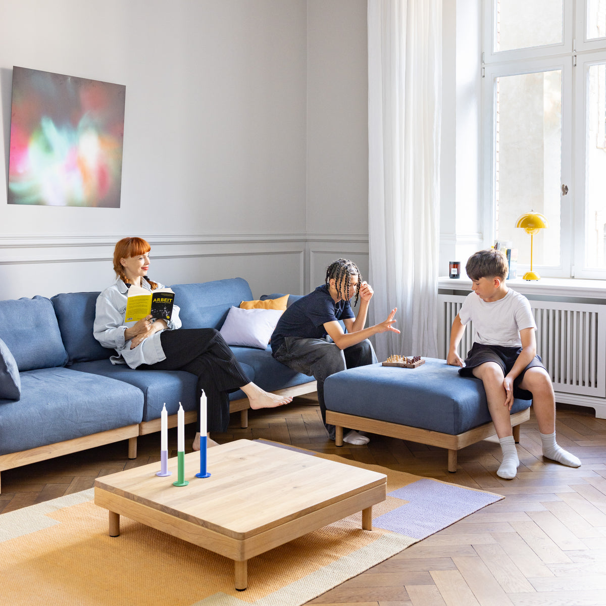 Wohnzimmer mit Sofa und Ottomane