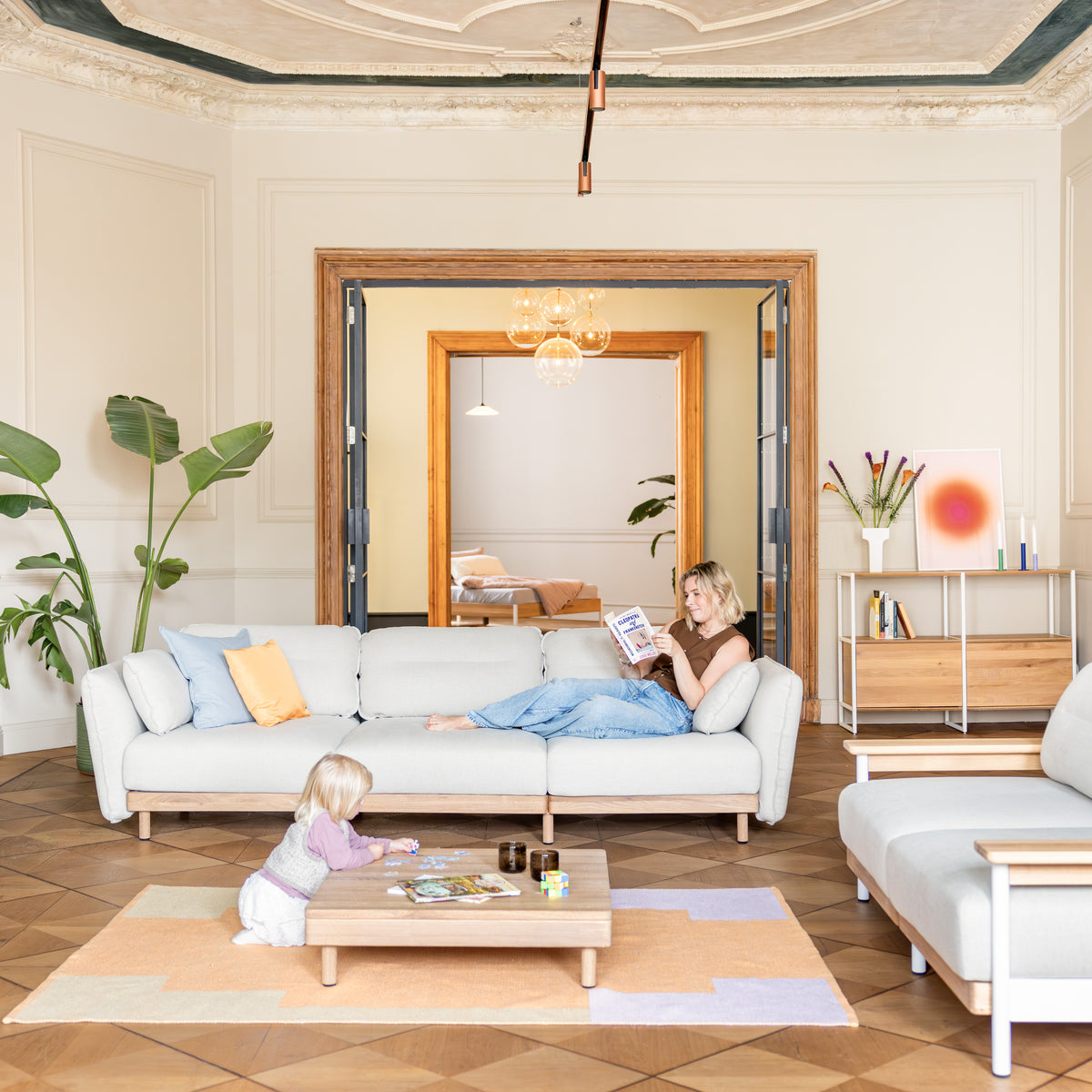 Offenes Wohnzimmer mit Design Sofa und Bett