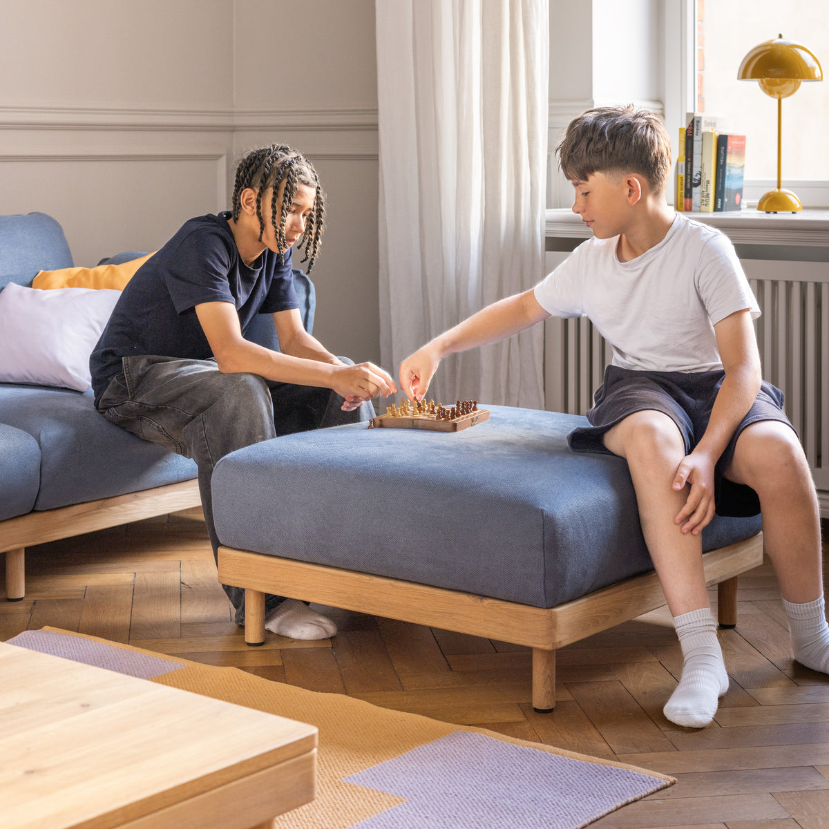 Sitzpouf in Eiche mit Polster blau