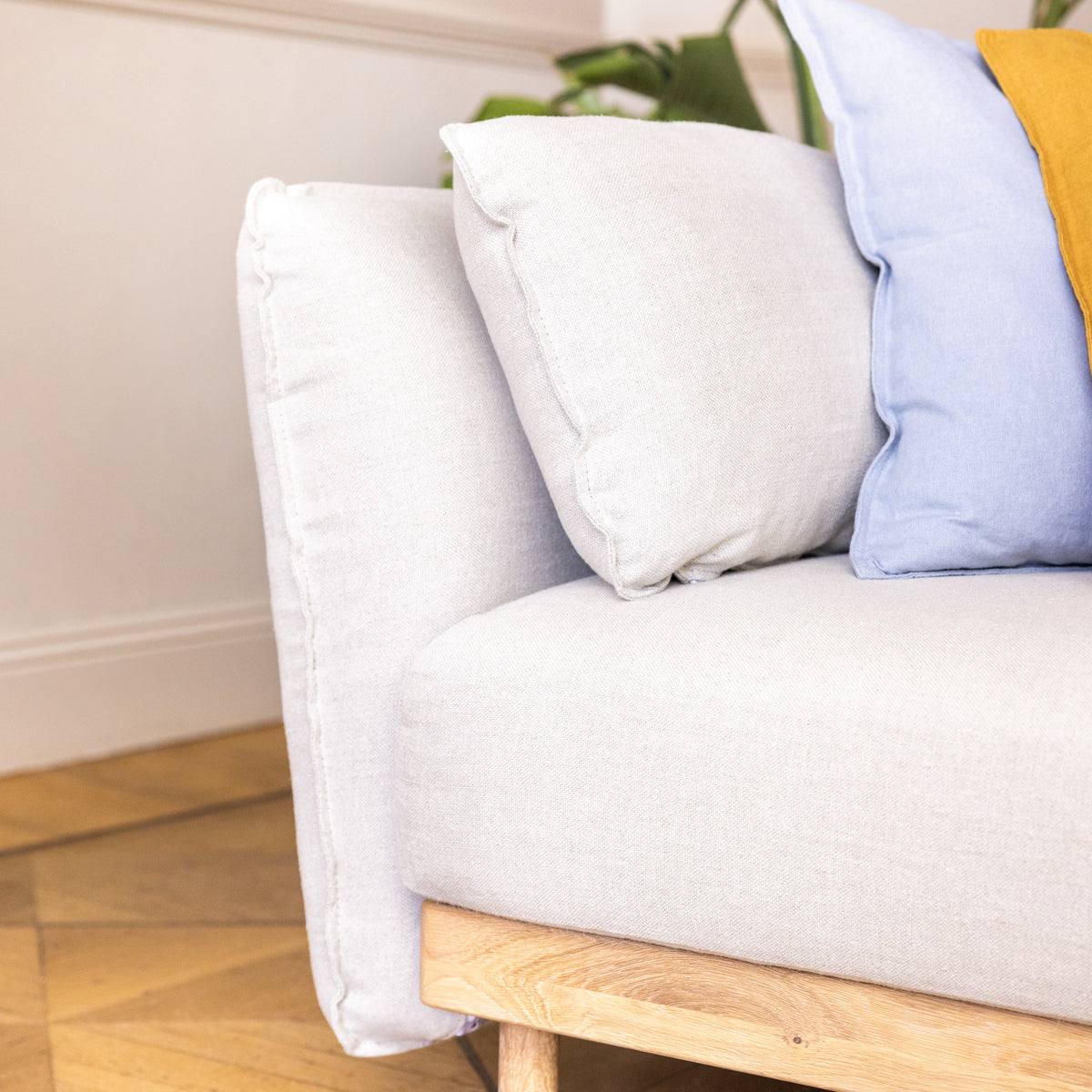 Hochwertiges Sofa mit Bezügen aus Leinen.