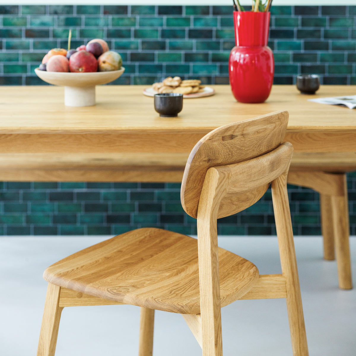 Zeitloser Design Stuhl June an modernem Esszimmertisch aus geölter massiver Eiche 