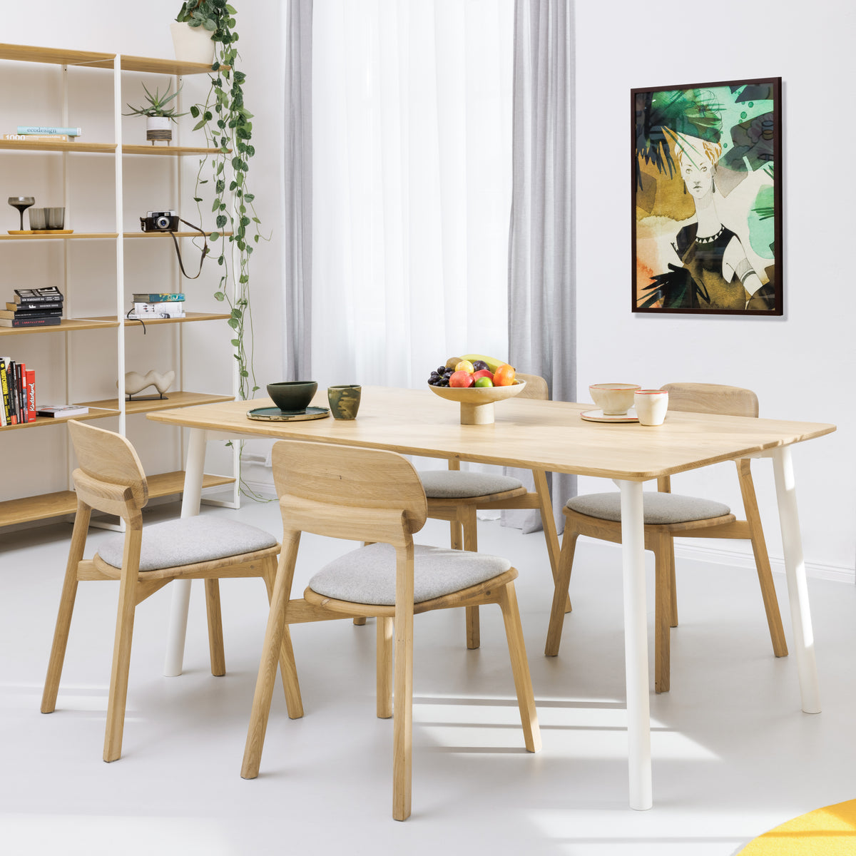 Design Esszimmer mit Esstisch und Stühlen aus Eiche und weißem Metall