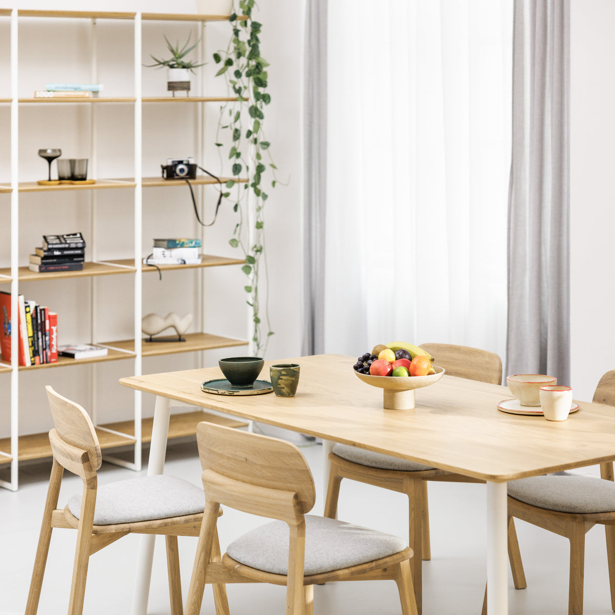 Design Esszimmer mit Esstisch, Stühlen und Regal aus Eiche und weißem Metallrahmen