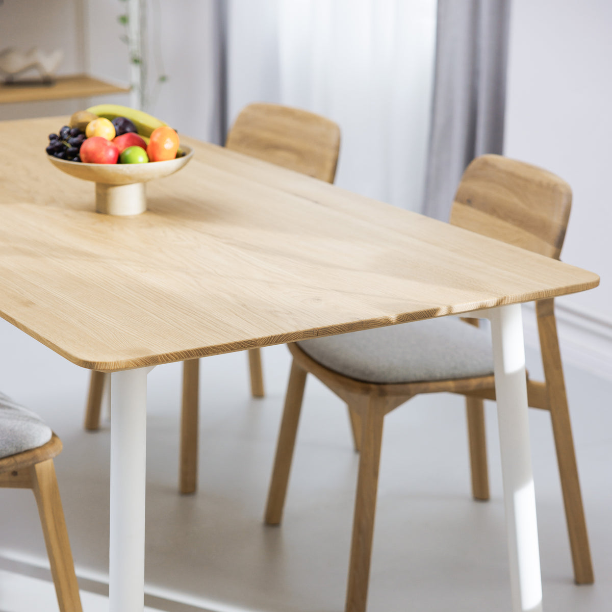 Design Tisch Eiche hell mit weißem Gestell