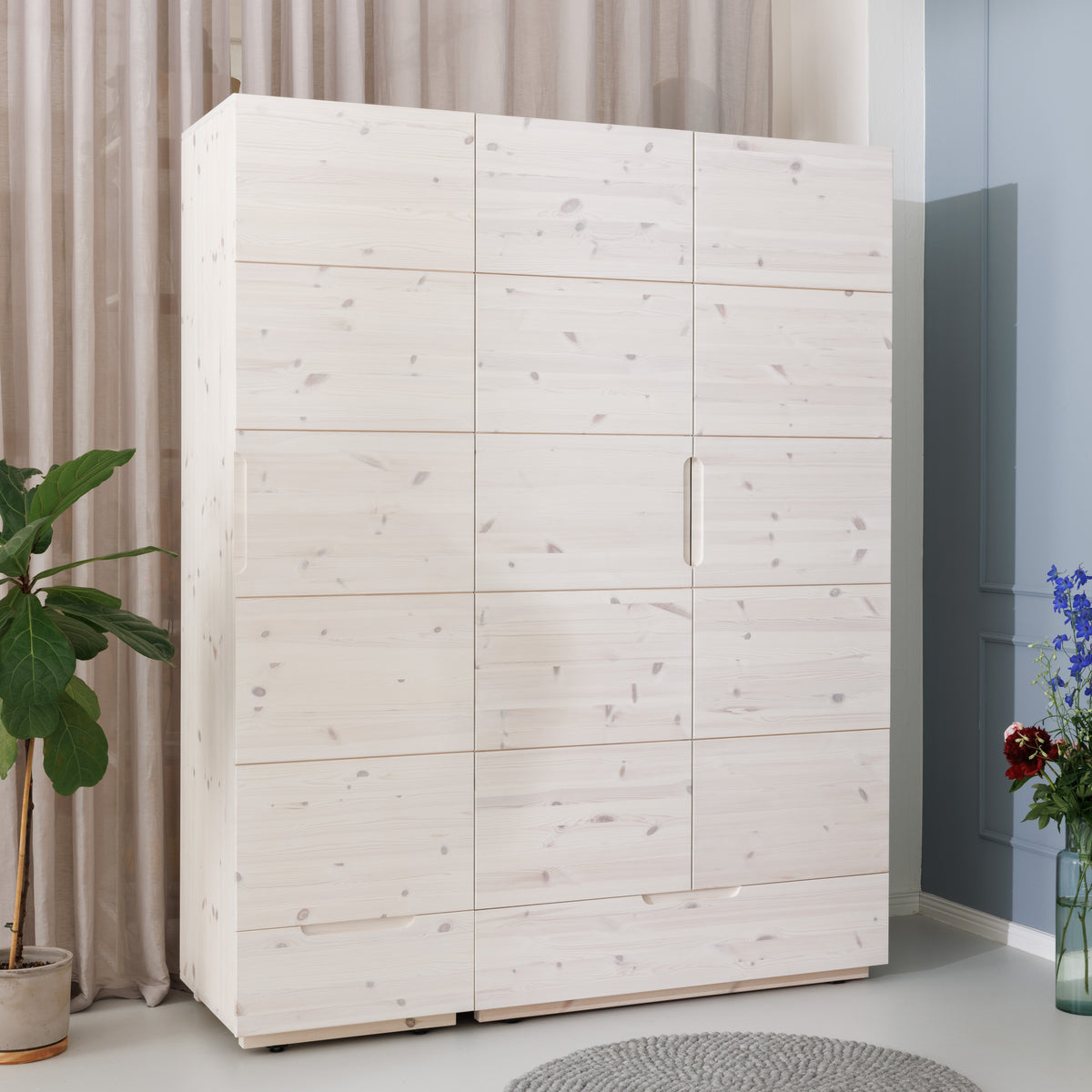 3-Türiger weißer Kleiderschrank aus Massivholz und Schubladen