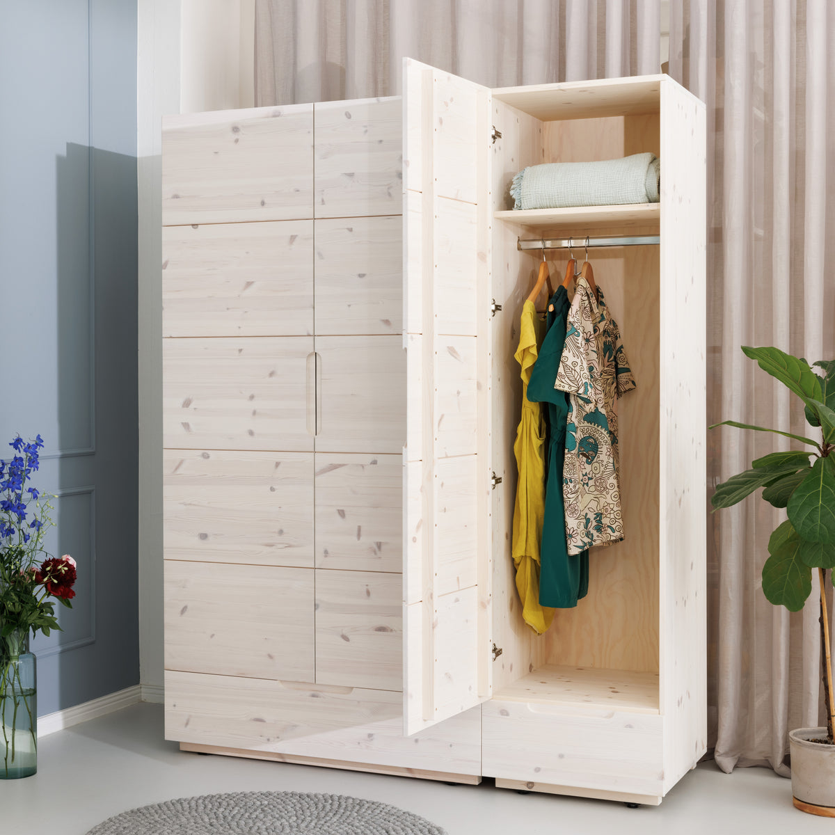 3-Türiger weißer Kleiderschrank aus Massivholz mit Kleiderstange