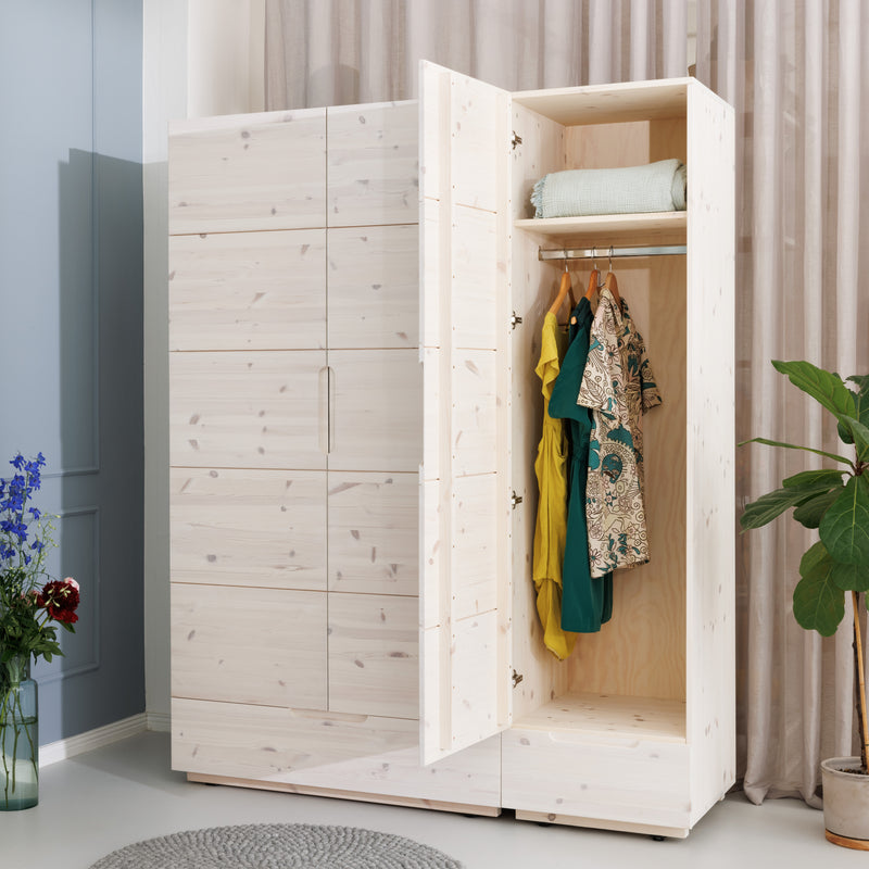 3-Türiger weißer Kleiderschrank aus Massivholz mit Kleiderstange