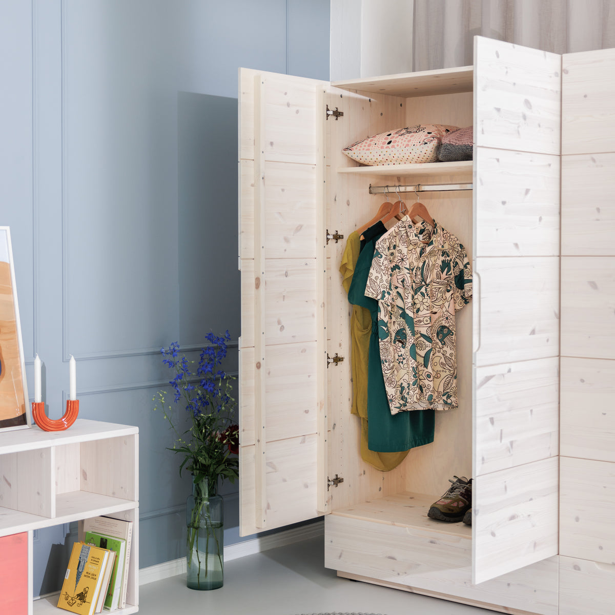 3-Türiger weißer Kleiderschrank aus Kiefer mit Kleiderstange