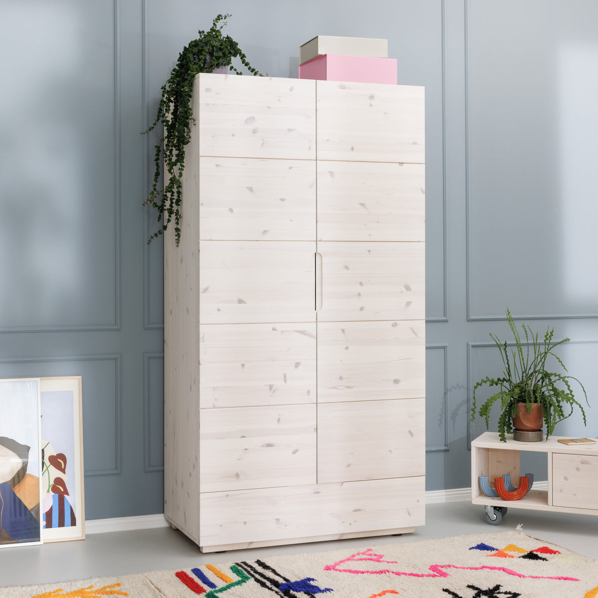 2-Türiger weißer Kleiderschrank - durchschimmernde Lasur