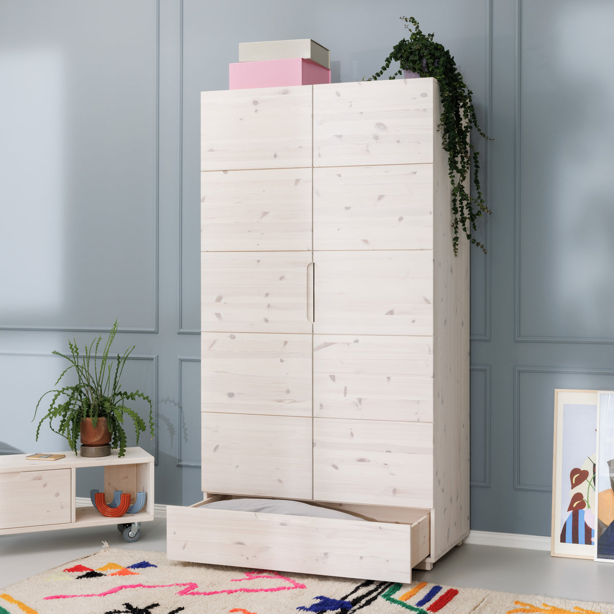 2-Türiger weißer Kleiderschrank mit Schublade