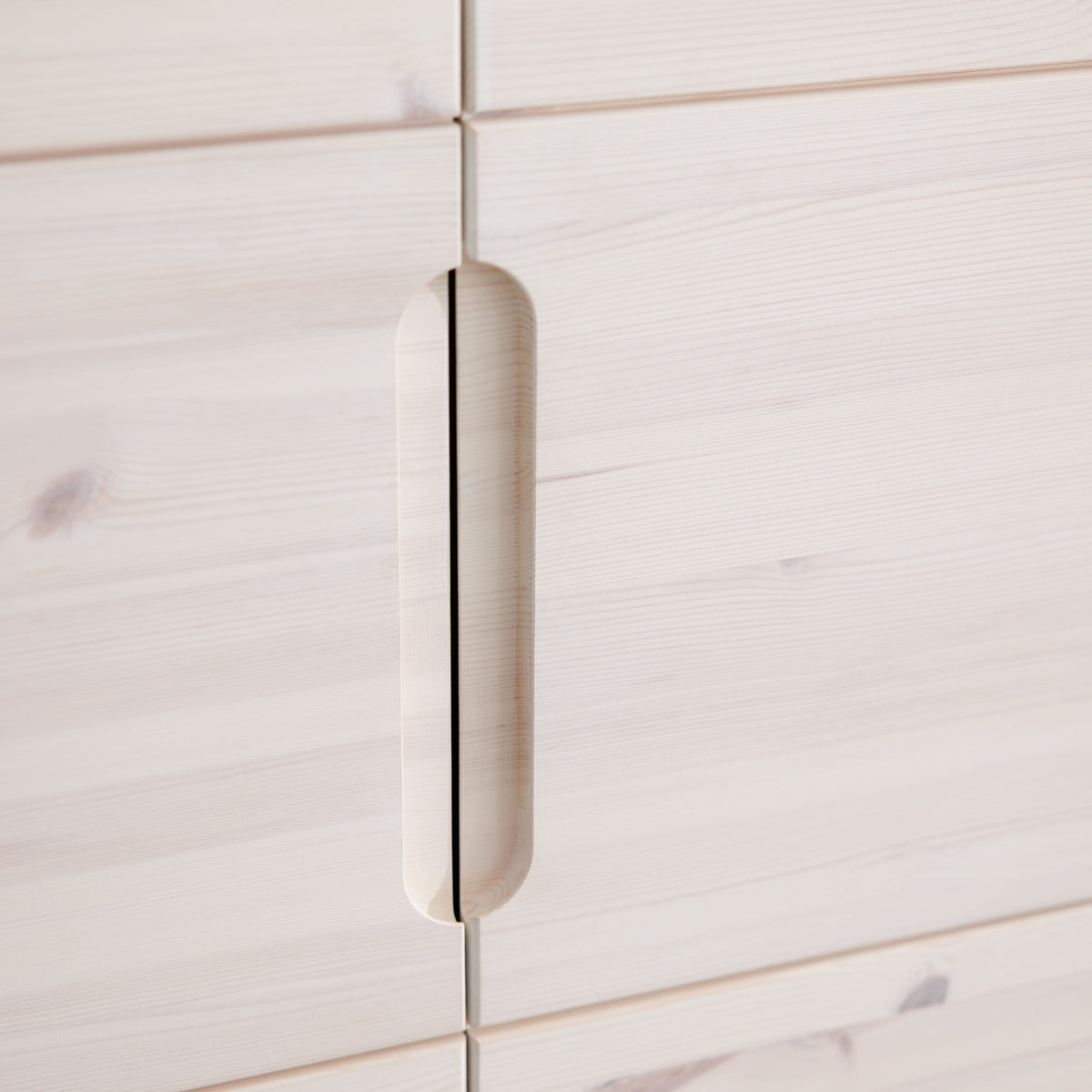 Weißer Kleiderschrank mit eingefrästen Griffen