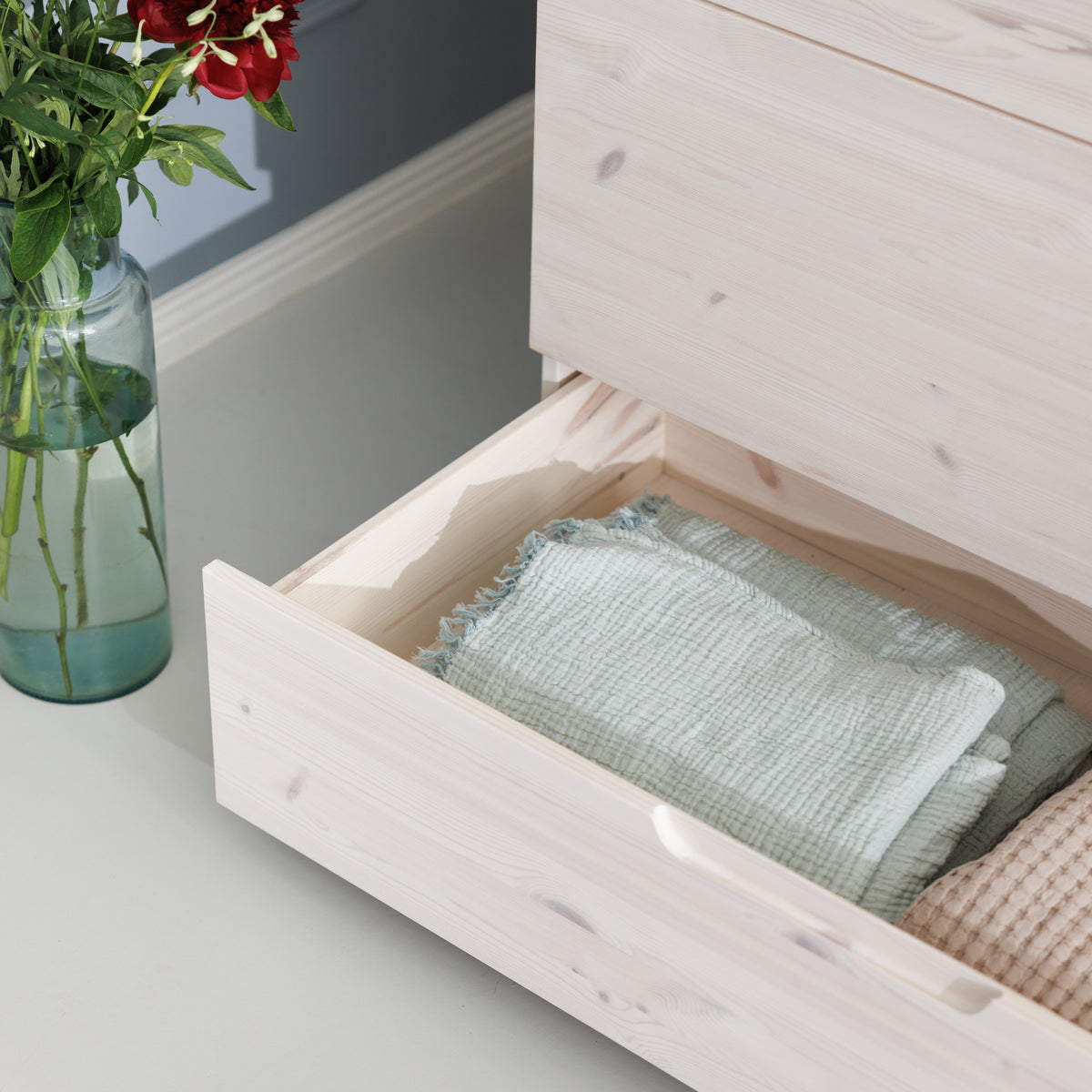 Praktische Schublade in Massivholz Kleiderschrank