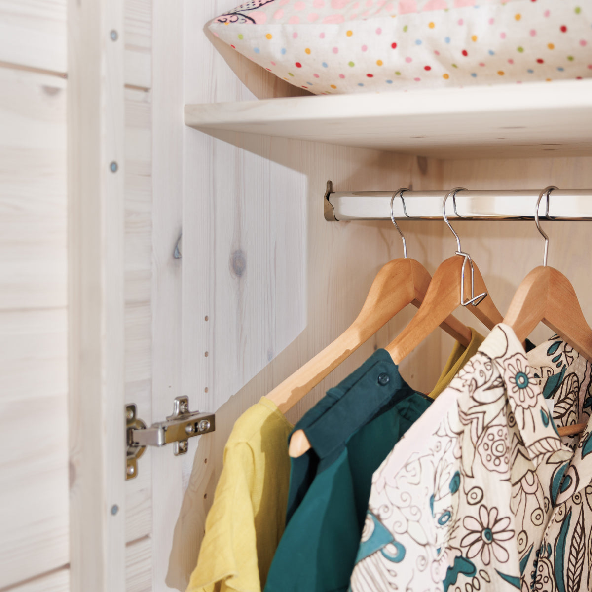 Weißer Kleiderschrank aus Massivholz mit Kleiderstange