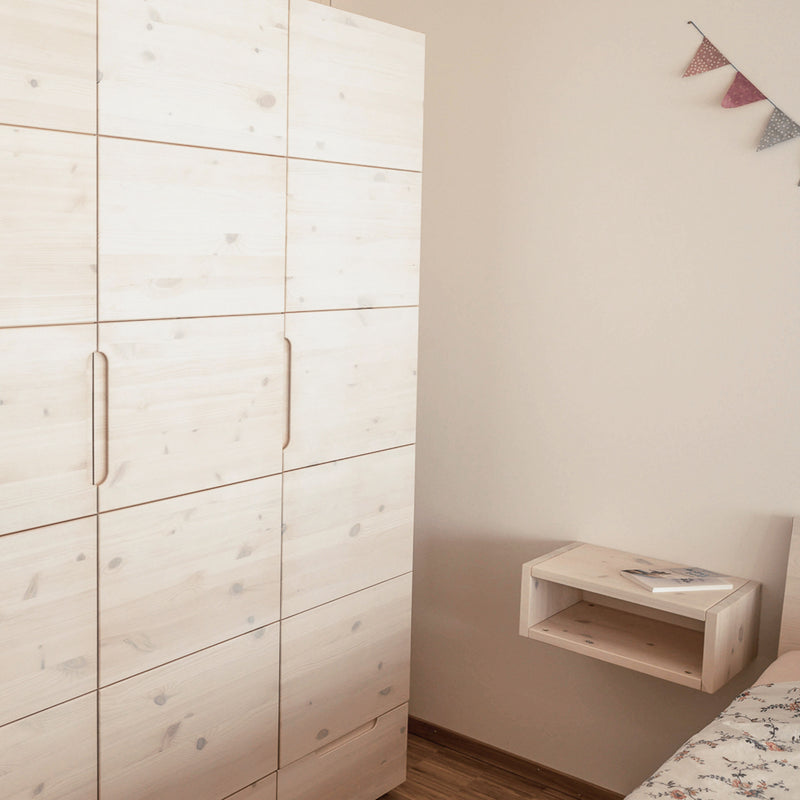 Weißer Kleiderschrank mit drei Türen aus Massivholz