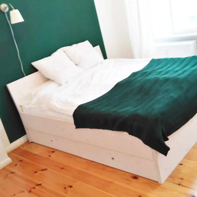 Weißes Bett mit großen Bettkästen aus Massivholz 