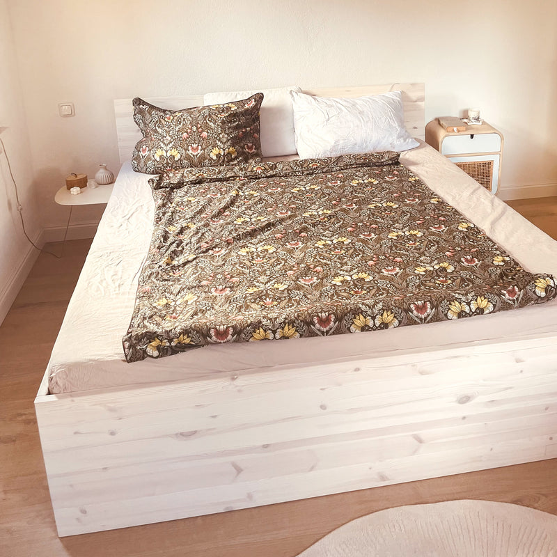 Weißes Bett aus Naturholz pflanzenbasierte Farbe mit Kopfteil