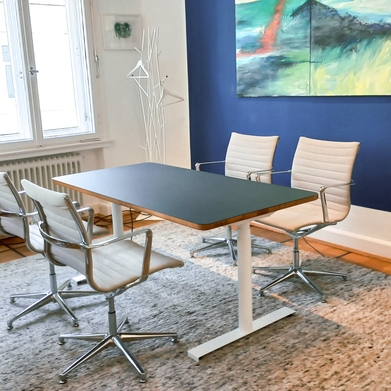 Schreibtische Levi Weiß mit Kernbuche & Linoleum Blau