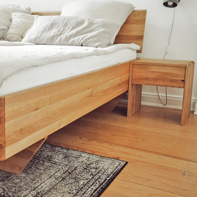 Design Bett aus Eiche mit Nachttisch
