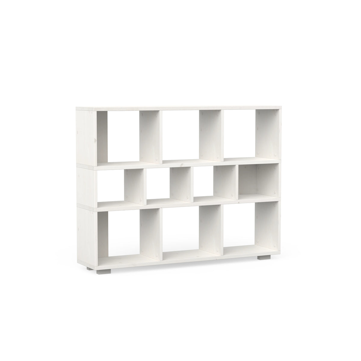 Minimalistiches Regal aus massivem Holz in weiß lasiert