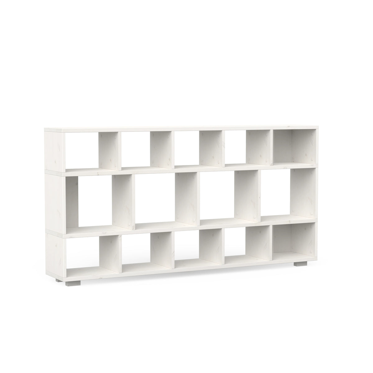 Minimalistiches Regal aus massivem Holz in weiß lasiert